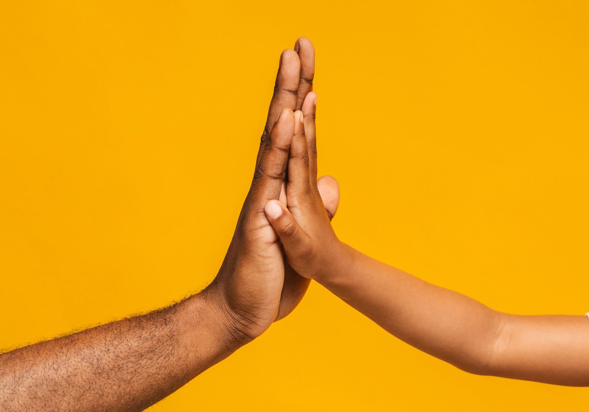 high-five-gesture-of-african-father-and-child-X4V6BFJ-min